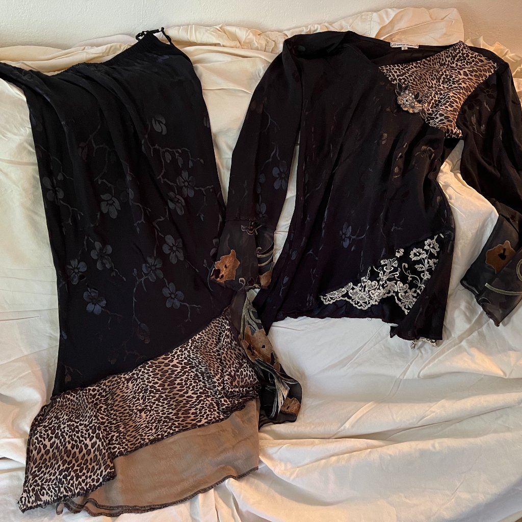 There Are 7 Dresses, 6 Blouses, 2 Jackets, 5 Pants, And 4 Skirts.